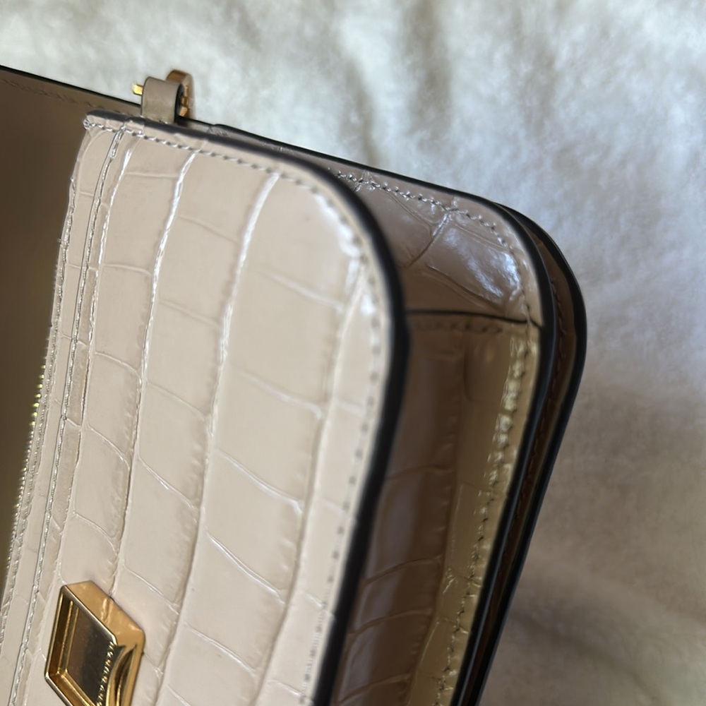 Tory Burch Beige Croc-Embossed Crossbody Bag with Gold Chain - Picture 12 of 15